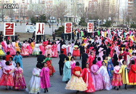朝鲜青年学生举行舞蹈会及吟唱会纪念金正日