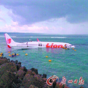 印尼客机坠海乘客均生还客机属廉价航空(图)