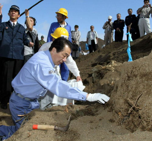 安倍晋三访问硫磺岛视察二战日兵遗骨收容现场