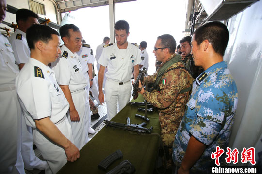 北约护航编队指挥官访问中国海军舰艇