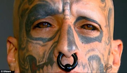 巴西纹身师眼球上动针白眼仁变“黑眼仁”（图）