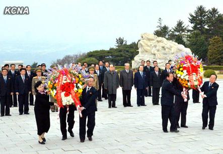 朝鲜迎来建军节民众到烈士陵园等地敬献花圈