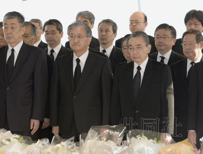 日本尼崎列车脱轨事故8周年近千人参加悼念仪式