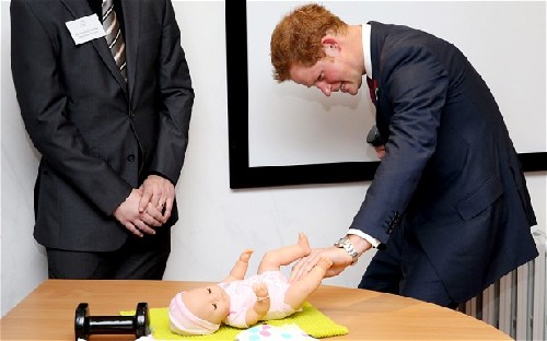 英国哈里王子挑战单手换尿布 "奶叔"范儿十足