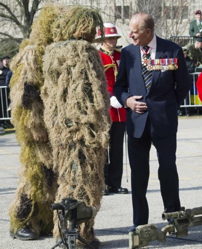 英亲王菲利普访加拿大 与穿伪装服士兵交谈(图)