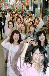 日本女生睡衣游行又唱又跳愿激发城市活力(图)