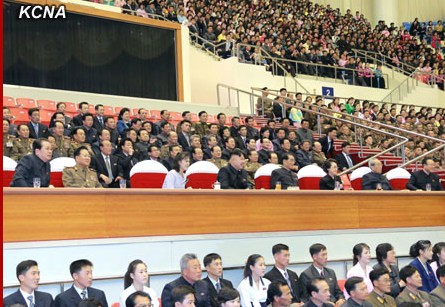 金正恩携夫人观看运动会为参赛选手鼓掌(图)
