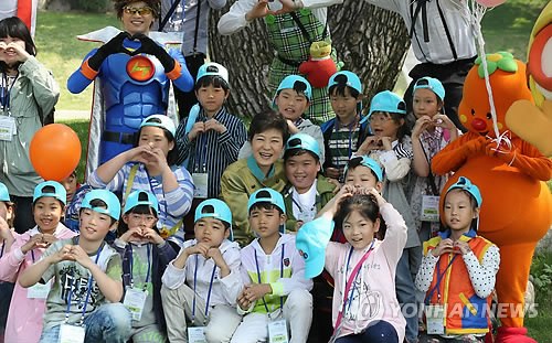 朴槿惠邀请韩国小朋友在青瓦台共庆儿童节(图)