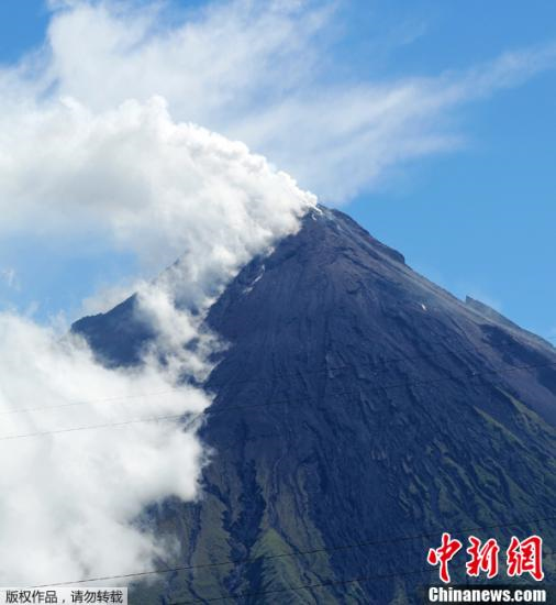 大胆人类火山口“凑热闹”求婚品酒赏美景(图)