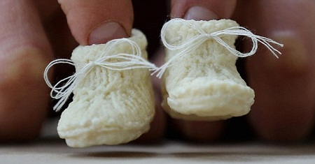 “乳制品”穿脚上:设计师用母乳制作婴儿鞋(图)
