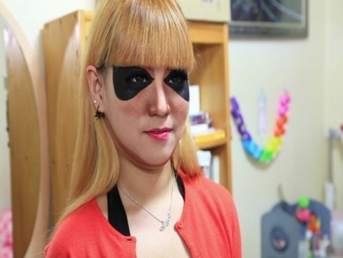 Ϊ���۾��Դ󺫹�һŮ�ӻ�ױ�䡰��è����ͼ��