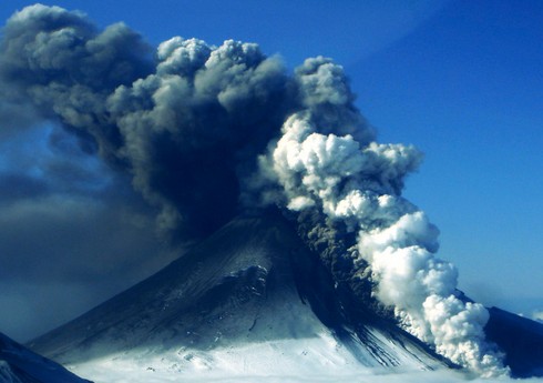阿拉斯加一火山喷灰高至6700米影响航班和居民