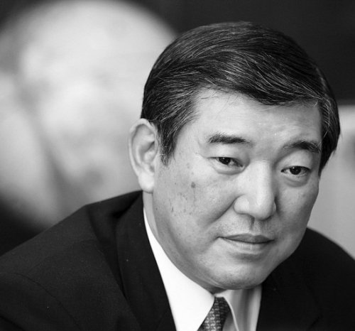 日本自民党干事长公开质疑日宪法内容真假