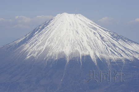 富士山明年夏天起将收取进山费控制游客数量