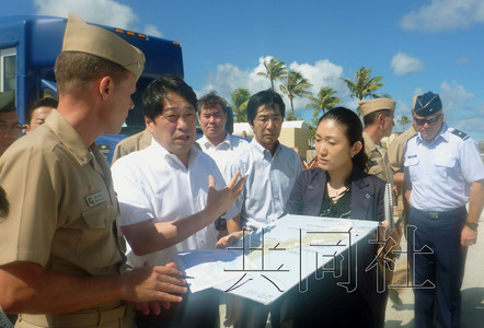 日本防卫相参观关岛美军基地敦促美方“移师”