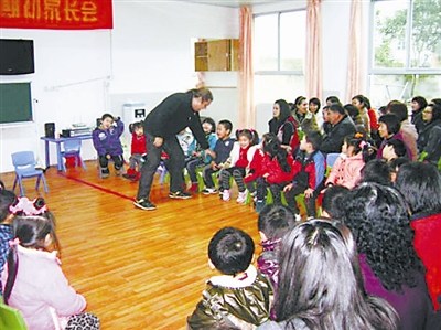 留守“洋娃娃”调查:奔波与远离父母的童年(图)