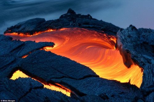 美国摄影师冒险攀夏威夷活火山拍“奇景”(组图)