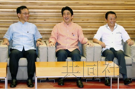 日本全体阁僚身穿冲绳特色正装衬衫开会(图)
