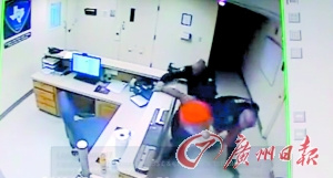 美国两白人警察警局内毒打黑人女子被解职(图)