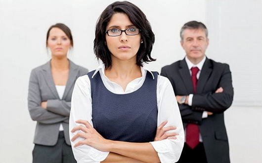 研究称女人想要位居高职受人尊敬需收起笑容