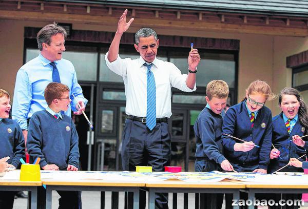 奥巴马出席G8峰会参观学校与小朋友画彩图(图)