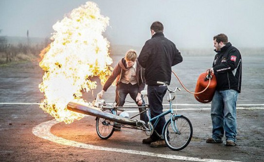 英国水管工发明喷气式自行车时速达80公里(图)