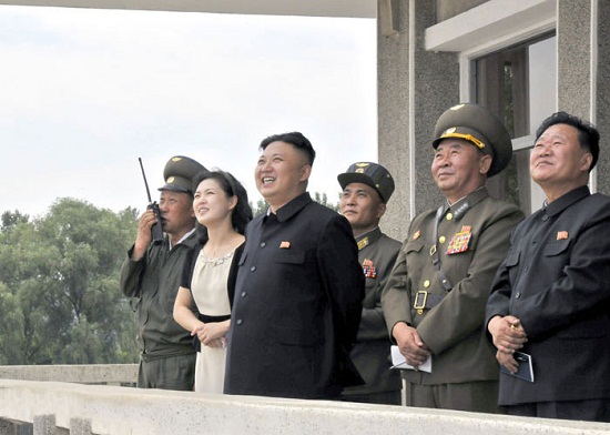 金正恩携夫人视察空军指示为阅兵做准备(图)