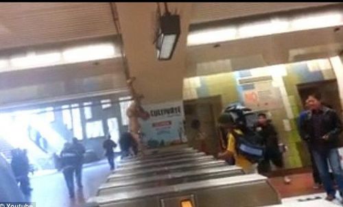 裸男在旧金山地铁站杂耍撒泼吓到乘客被捕(图)