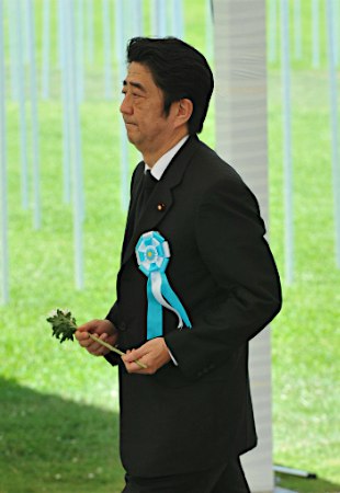 日本冲绳举行“慰灵日”纪念活动首相安倍出席