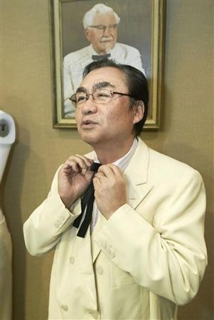 KFC日本公司社长拍得肯德基先生白色西装(图)