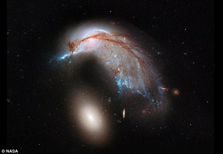 壮美星系碰撞图酷似“宇宙企鹅”护“蛋”(图)