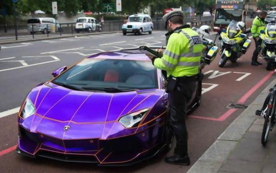 英警方拖吊卡塔尔皇室兰博基尼引大批路人围观
