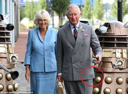 王室也节俭:英国查尔斯王储穿“补丁衣”(图)