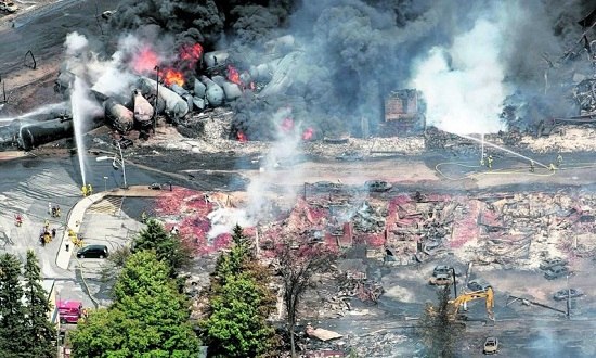 加拿大油罐车脱轨爆炸致至少5死车上无工作人员