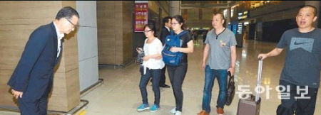 韩亚航空社长机场向中国遇难者家属鞠躬致歉(图)