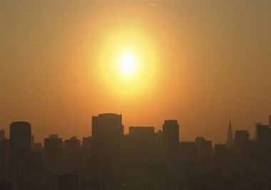 日本遭39度高温袭击致1名清洁工热死千人中暑