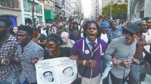 纽约示威者走上街头抗议枪杀黑人少年的白人协警被判无罪