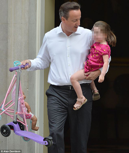 卡梅伦忙里偷闲送爱女上幼儿园 自称好父亲(图)