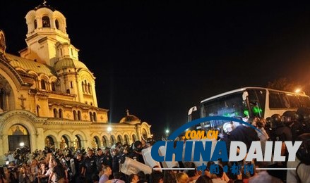 保加利亚反政府示威者封锁国会大楼百余人被困