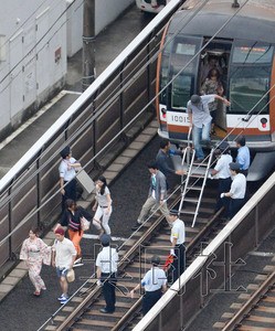 日本东京等地天气突变暴雨导致新干线铁路停运