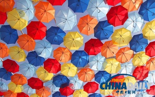 葡萄牙小镇用五彩雨伞打造“童话世界”(图)