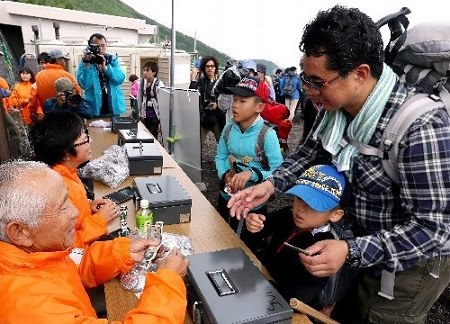 日本富士山开始试收登山费首日共收261万日元