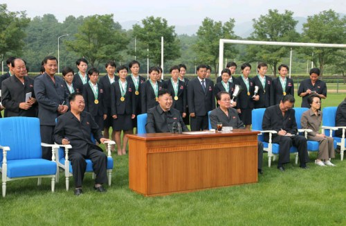 金正恩观看女子射箭比赛要求深切关注该项目