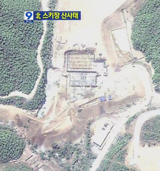 韩卫星发现朝重点工程马息岭滑雪场发生山体滑坡