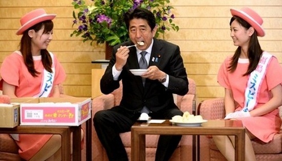 安倍试吃福岛本地桃表明自己心系福岛(图)