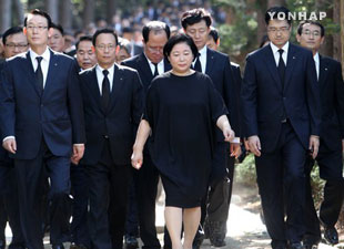 韩现代集团会长访问朝鲜金刚山曾与金正日会谈