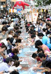 日本举办捞金鱼活动63米水槽内捞4万条鱼(图)