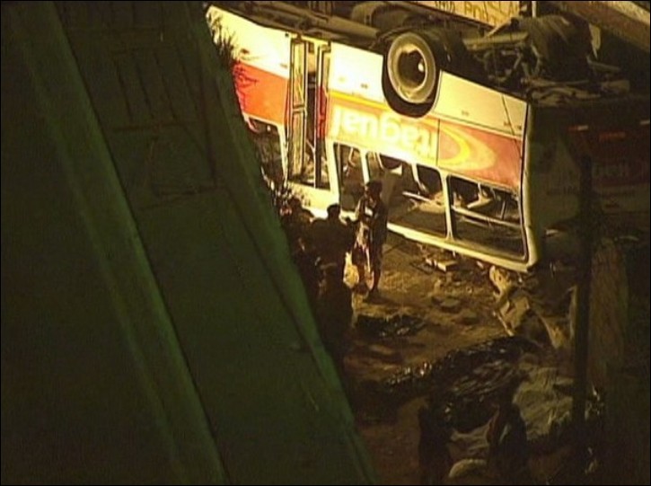 巴西一公交车坠下立交桥造成6人死34人伤(图)