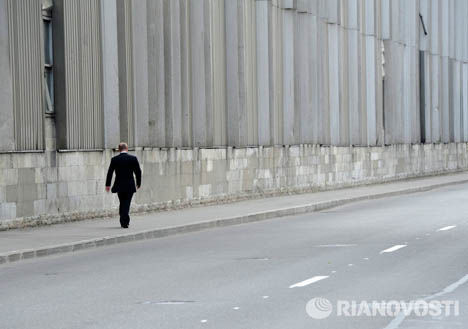 普京送别启蒙柔道教练遗体独自走在街头(图)