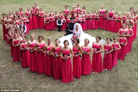 谁也不落下:英国一女子结婚请80人当伴娘(图)